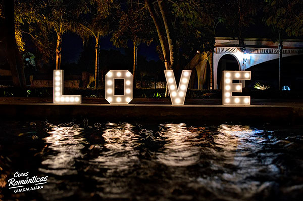 Letrero Iluminado de Madera para Cenas Románticas